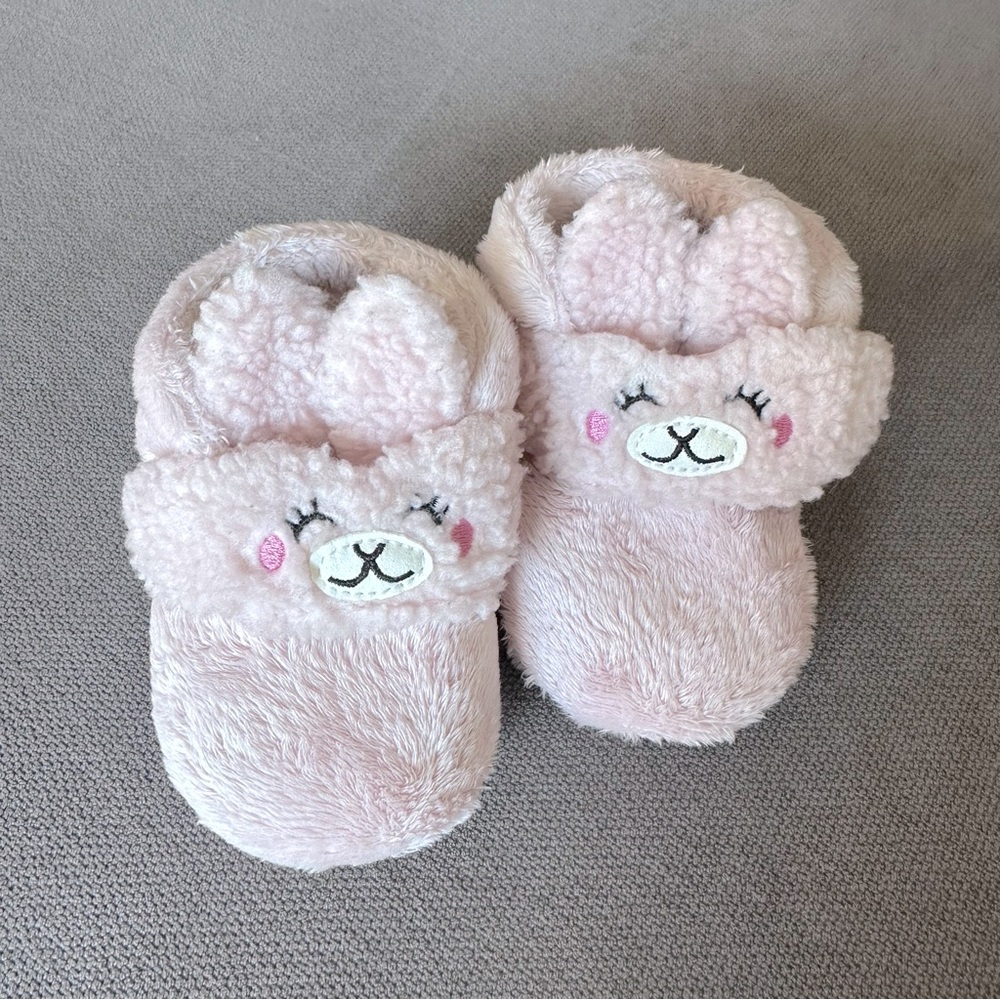 🎀 Cute Pink Fuzzy Bear Baby Girl UGGs Size 04/05 🎀